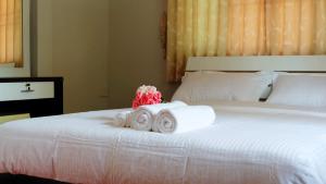 武里南Narakorn House的一张床上有三卷毛巾