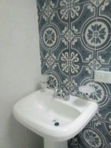 比亚埃尔莫萨Altabrisa Departamento 2 habitaciones的浴室配有水槽和蓝色及白色的瓷砖墙。