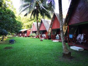 刁曼岛Puteri Salang Inn的院子里一群种有棕榈树的房屋