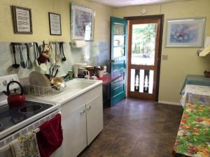 乔治湖Brookside Motel & Cabins的厨房配有水槽和炉灶 顶部烤箱