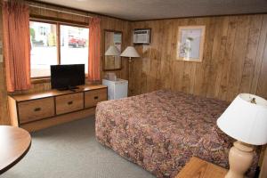 Brookside Motel & Cabins客房内的一张或多张床位