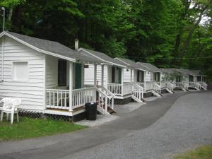 乔治湖Brookside Motel & Cabins的一排白色小屋
