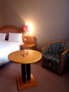马亚维阿诺特酒店的酒店客房,配有床、桌子和椅子