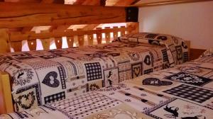 阿兰尼亚·瓦尔塞西娅Residence Casa dei Fiori的两张床铺,房间上挂着毯子
