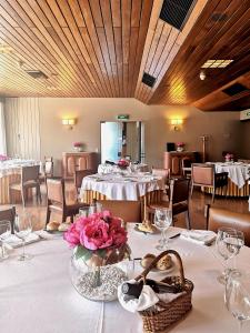 马亚维阿诺特酒店的用餐室配有桌椅和鲜花