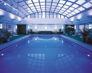 大连大连富丽华大酒店的一个带玻璃天花板的大型游泳池