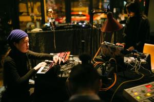 成都瓦当瓦舍旅行酒店·成都春熙路店的一名在录音室玩键盘的女人