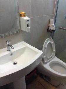 博卡斯德尔托罗Hotel Cristina的一间带水槽、卫生间和镜子的浴室