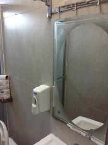 博卡斯德尔托罗Hotel Cristina的浴室设有镜子、盥洗盆和卫生间
