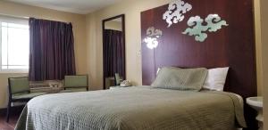 博伟公园Century Motel的一间卧室配有床、水槽和镜子