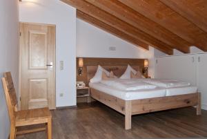 巴特维塞菲林沃浓艮特林克尔酒店的一间卧室配有一张大床和木制床头板