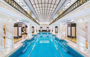 澳门澳门励庭海景酒店的大型游泳池设有大型天花板