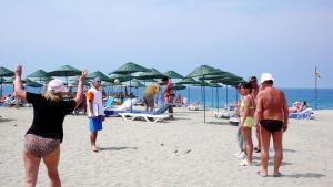 卡吉柯克Kırbıyık Resort Hotel - Alanya的一群站在海滩上的人