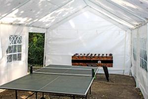 SommersdorfFerienanlage Sommersdorf SCHW 590的白色帐篷内配有乒乓球桌
