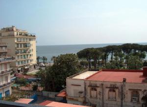 马奥莱卡萨拉斐尔康佛堤酒店的从大楼内可欣赏到海景