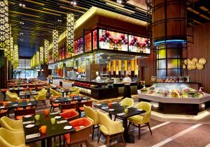 吉隆坡Sunway Resort Hotel的一间带桌椅的餐厅和一间酒吧