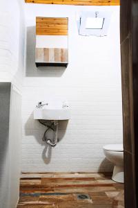 DorothéaSWEET HOME, LOUTRA POZAR的一间带水槽和卫生间的浴室