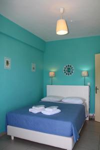 波多河丽波尔图全景旅馆的蓝色卧室,配有带毛巾的床