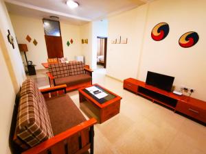 基加利Peponi Living Spaces的带沙发和电视的客厅