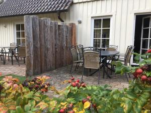 博恩Ferienhaus Zander mit Sauna的一个带桌椅的庭院和围栏
