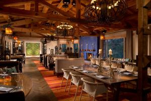 兰乔圣达菲瓦伦西亚牧场度假Spa酒店的一间带长桌和椅子的用餐室