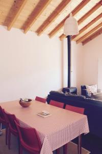 波塔莱格雷Casa do Sobreiro-Quinta do Briando的一间带桌子和红色椅子的用餐室