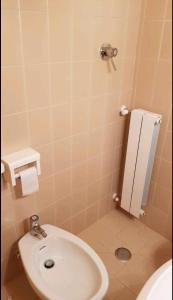 阿贝托内trilocale sulle piste da sci的浴室配有白色卫生间和盥洗盆。