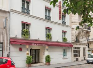 巴黎槐树之星酒店的白色的建筑,有红色遮阳篷