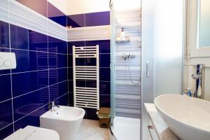圣雷莫"6 in centro" guest house的一间带水槽、卫生间和淋浴的浴室
