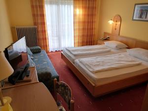 Thurmansbang舒尔格活力保健酒店的酒店客房设有两张床和一台平面电视。