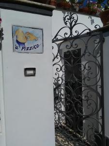卡普里U' Pizzico ( the pinch )的一道白色门,上面有栅栏上的标志