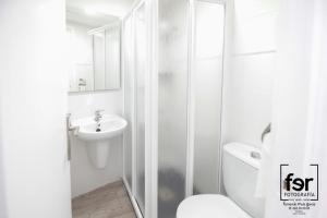 阿桂拉斯Pension Ramonetero的白色的浴室设有卫生间和水槽。