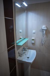 锡纳亚马雷亚尼亚格拉酒店的一间带水槽和镜子的浴室
