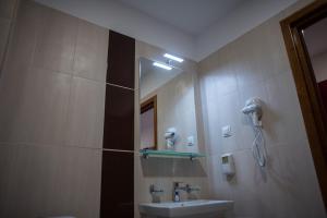 锡纳亚马雷亚尼亚格拉酒店的一间带水槽和镜子的浴室