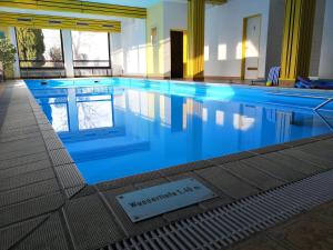 Thurmansbang舒尔格活力保健酒店的游泳池中间有一个标志