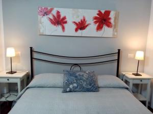 蒙泰罗通多库佩拉住宿加早餐旅馆的一间卧室配有一张带枕头的床