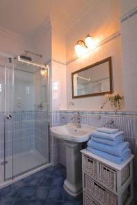 吕本瑙Spree Chalet - adults only的一间带水槽、淋浴和镜子的浴室