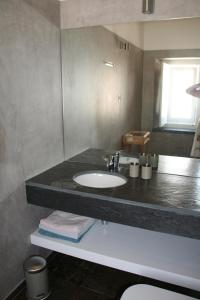 波塔莱格雷Casa do Sobreiro-Quinta do Briando的一间带水槽和黑色台面的浴室