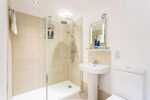 拉夫堡皇家橡树酒店的带淋浴和盥洗盆的浴室