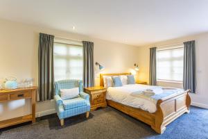 拉夫堡皇家橡树酒店的卧室配有床、椅子和窗户。