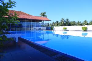 贾夫纳PJ Hotels Jaffna的享有度假村游泳池的景致。
