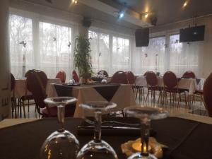 里加Hotel BEST with FREE PARKING的用餐室设有桌椅和窗户。