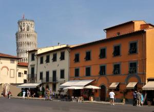 比萨Il Campanile II Locazione Turistica的一条有塔的街道和一座有钟楼建筑