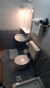 Vuković House的一间浴室
