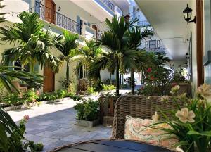 美奈瑟伦尼蒂海滨度假村的一座庭院,里面建有长凳和植物