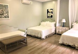 美奈瑟伦尼蒂海滨度假村的一间设有两张床和椅子的房间