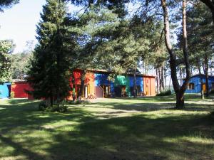 文迪施里茨Fewoamglubigsee的前院中树木的房屋