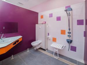 圣马迪拉莫Oh! Campings - Le Clos du Rhône的浴室配有卫生间、盥洗盆和淋浴。