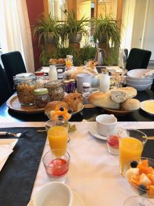 伊普尔Guesthouse Villa Vauban的一张长桌,上面有食物和饮料