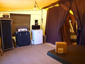 圣马迪拉莫Oh! Campings La Brise的配有带冰箱和微波炉的帐篷的客房